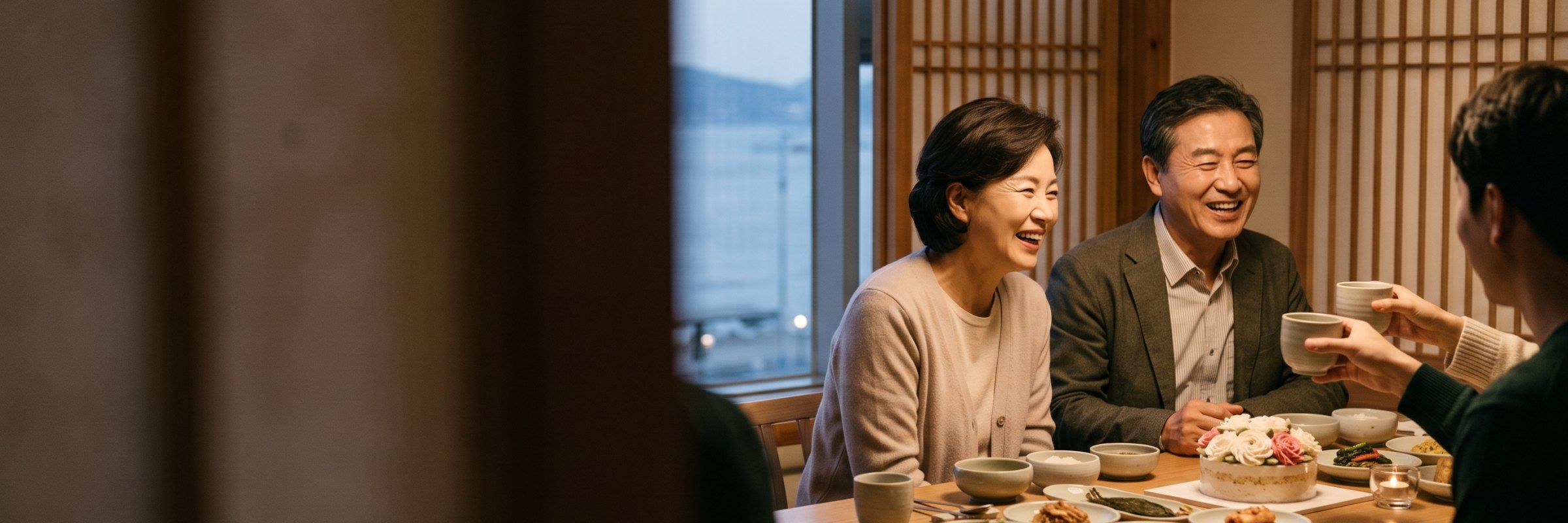 식탁에 둘러앉아 웃으며 이야기를 나누는 부모님과 자녀